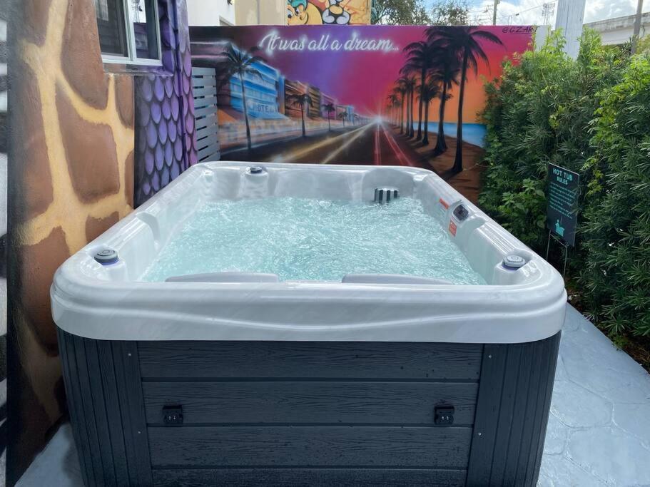 Unique Miami Art Escape W/ Hottub, Arcade & Murals Екстериор снимка